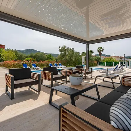 Front In Apartment *