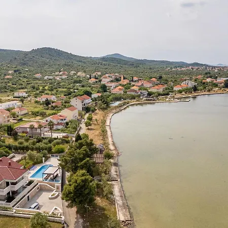 Front In Apartment *